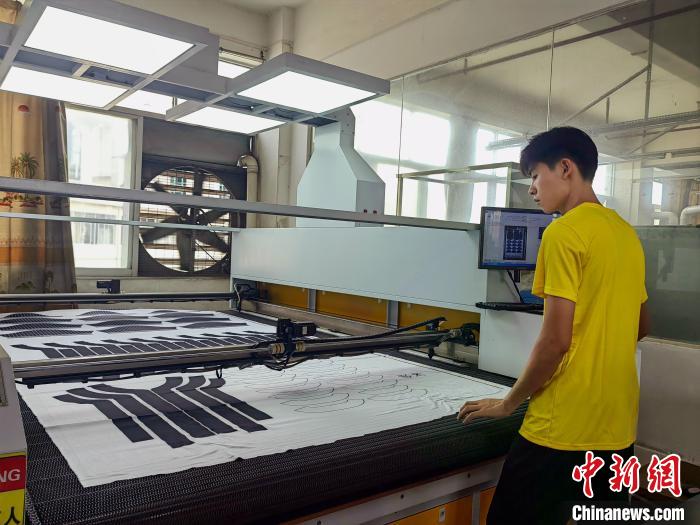 广西桂平：一台缝纫机“织”起“中国休闲运动服装名镇”