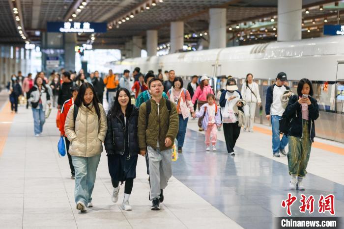 中国铁路北京局国庆假期运输任务收官 累计发送旅客1400.9万人次